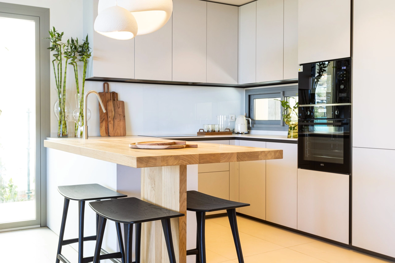 Een moderne keuken uitgerust met hoogwaardige apparatuur, ontworpen voor zowel functionaliteit als stijl.
