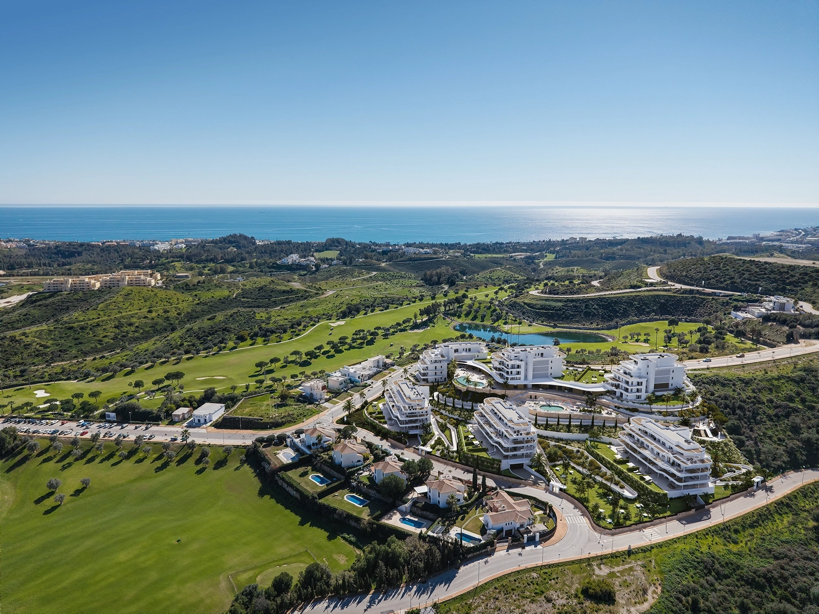 Gelegen op een glooiende heuvel in Mijas, geniet van zeezicht op de Middellandse Zee en de Cerrado de Aguila Golf Club, met de stranden van de Costa del Sol op slechts 10 minuten afstand.