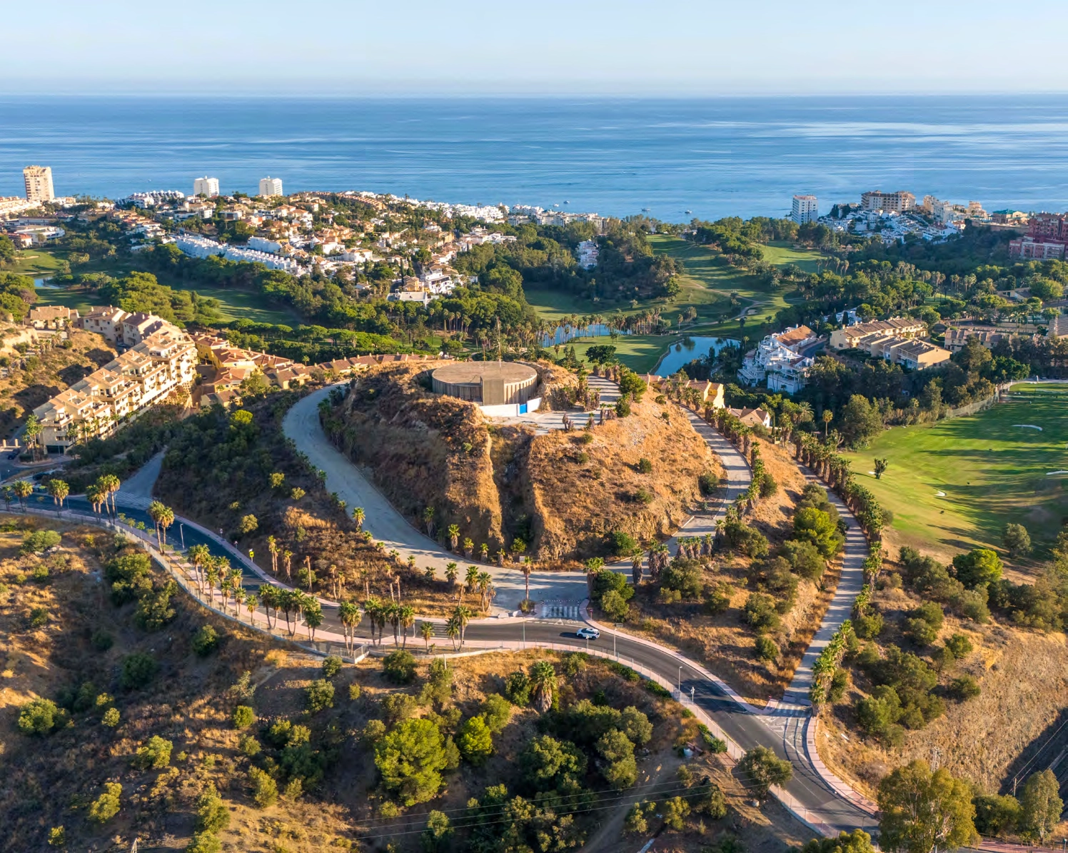 Een luchtfoto van de bevoorrechte locatie van het project, gelegen tussen de bergen en de zee.