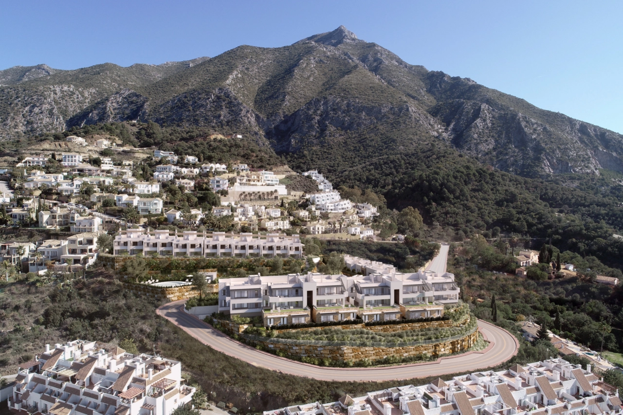 Een luchtfoto die de bevoorrechte ligging van het project in de heuvels bij Marbella toont.
