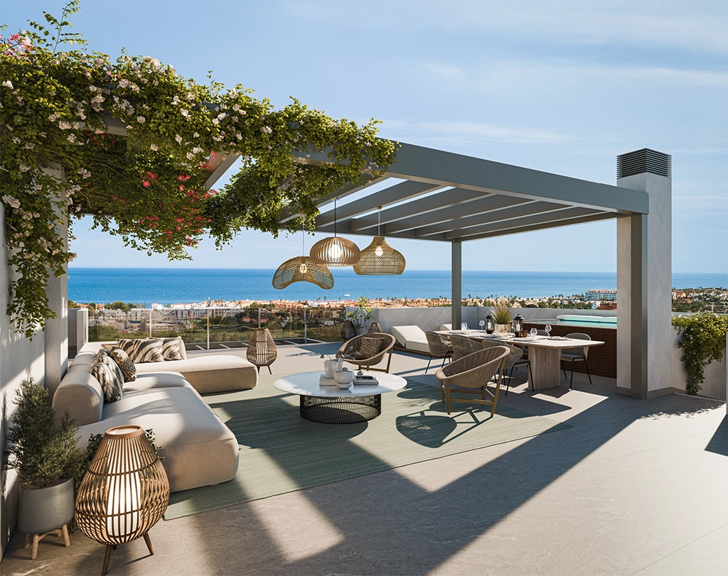 Het royale penthouse-terras biedt panoramisch uitzicht op zee over de Costa del Sol, een ideale ruimte om gasten te ontvangen.