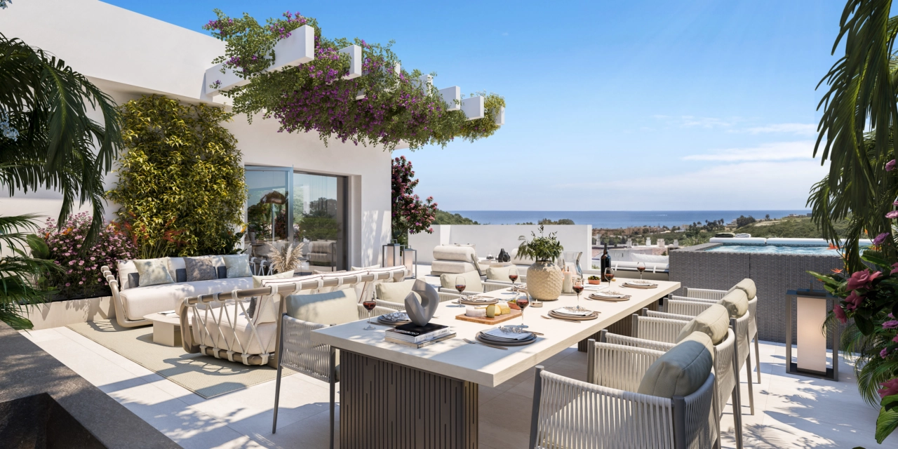 Ruime terrassen, ontworpen voor elegant dineren in de buitenlucht, met een prachtig uitzicht op de Costa del Sol.