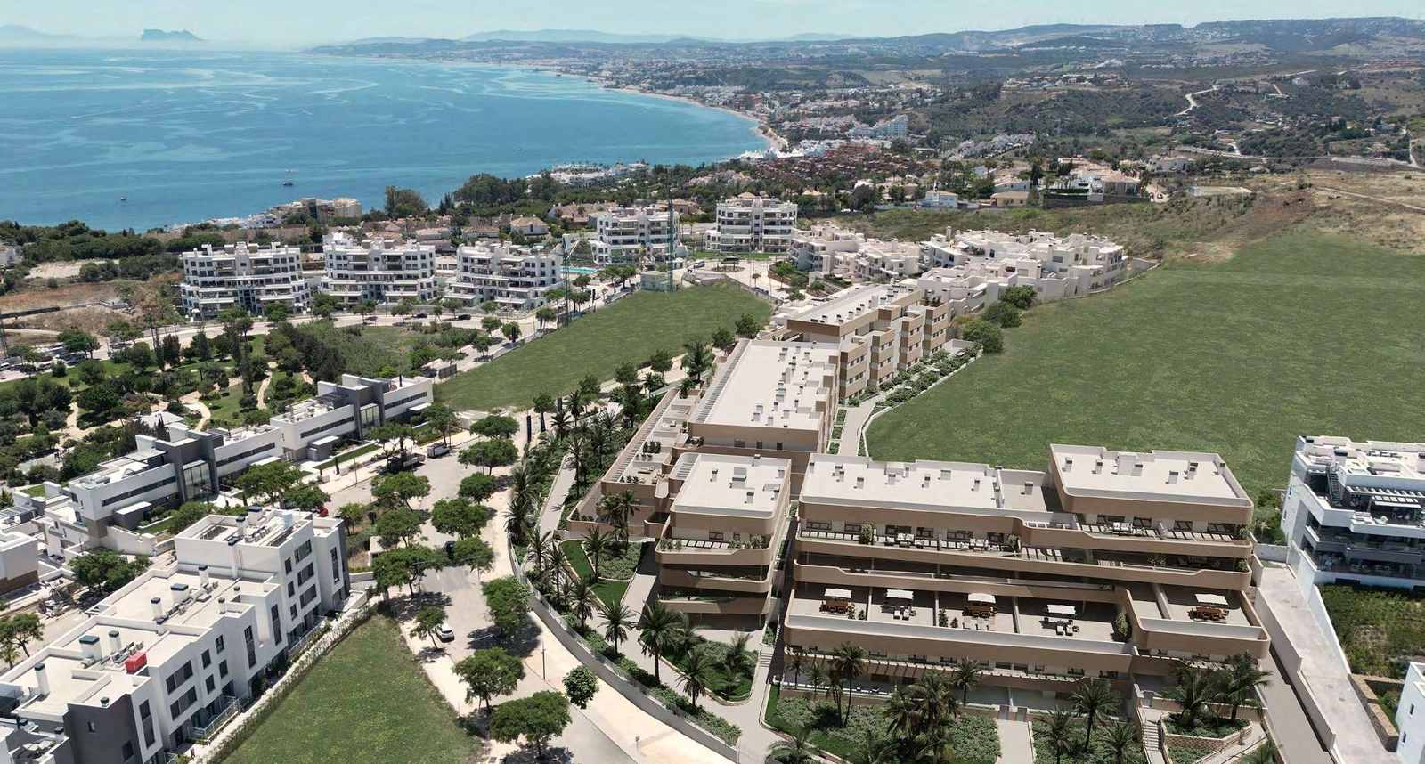 Een luchtfoto die de toplocatie van het project aan de kustlijn van Estepona toont.