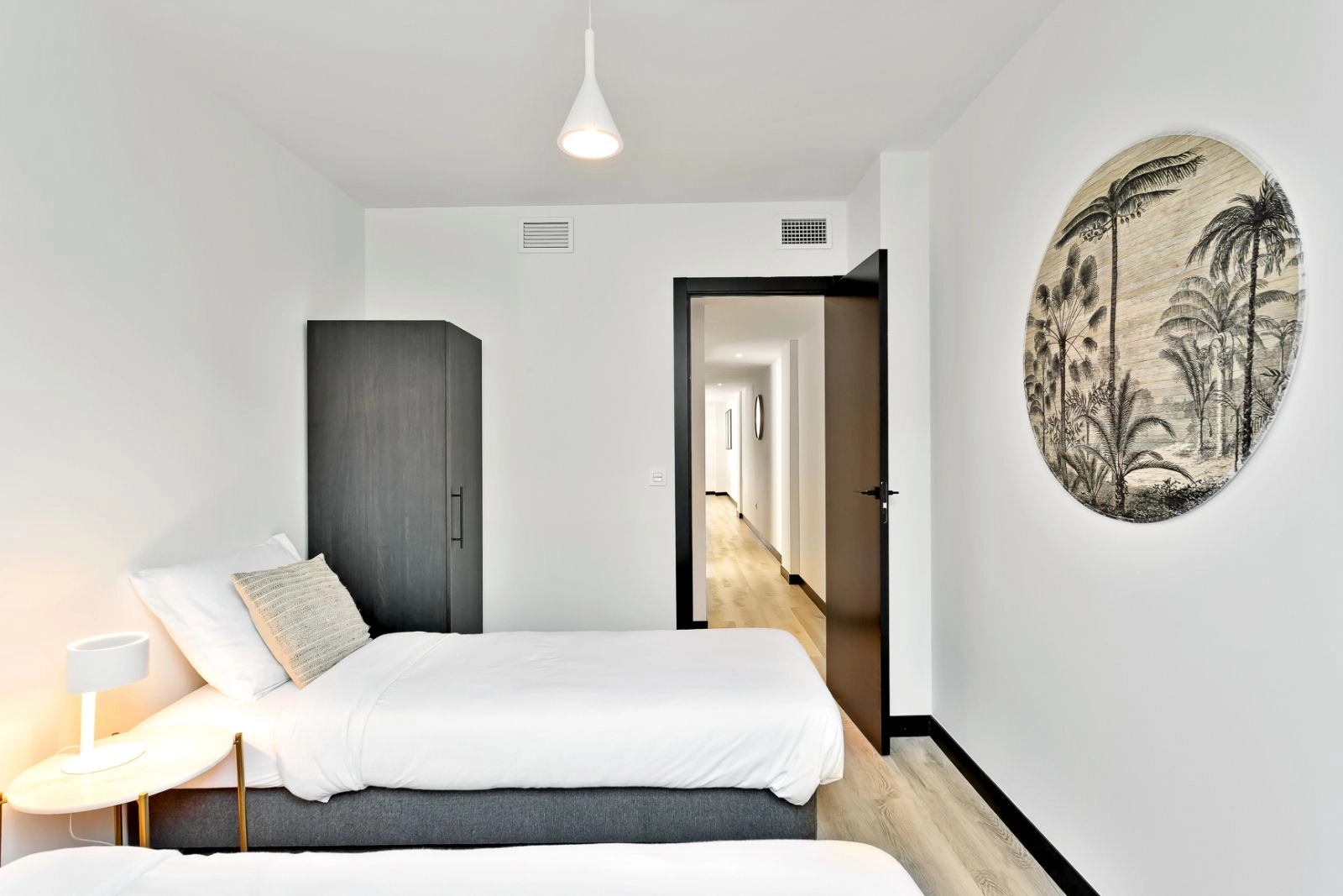 Een comfortabele en lichte logeerkamer, zorgvuldig ontworpen om vrienden en familie te verwelkomen.