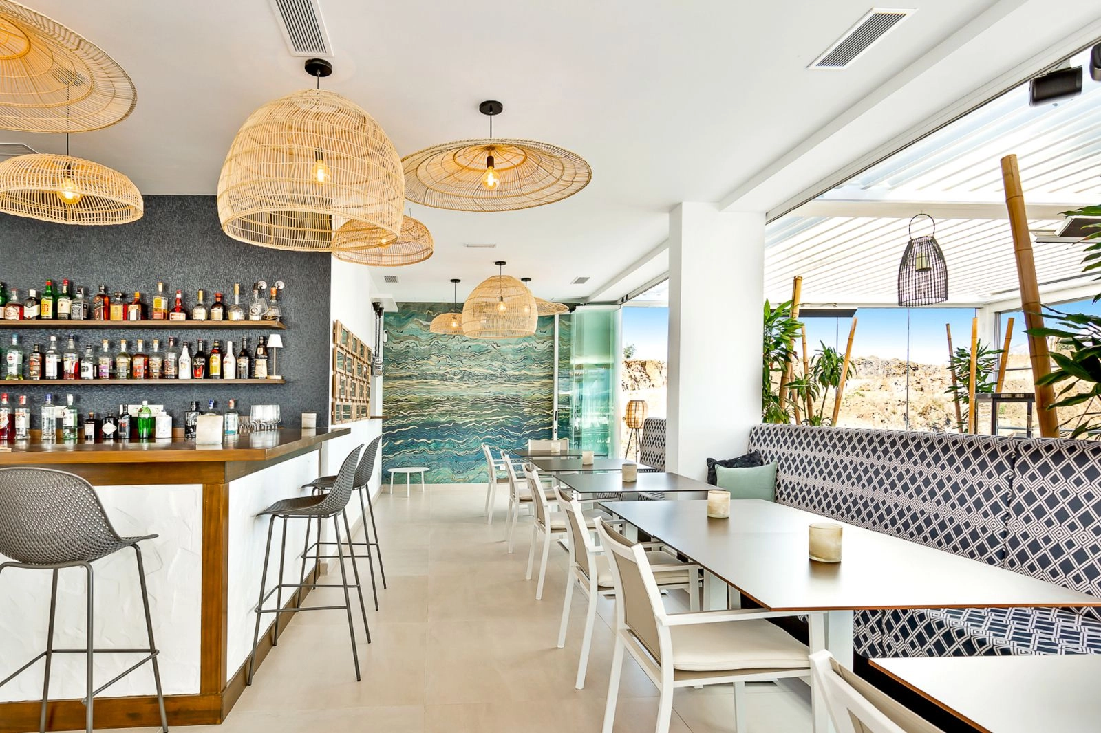 De eigen restaurant- en barfaciliteiten bieden handige en stijlvolle eetgelegenheden voor bewoners.