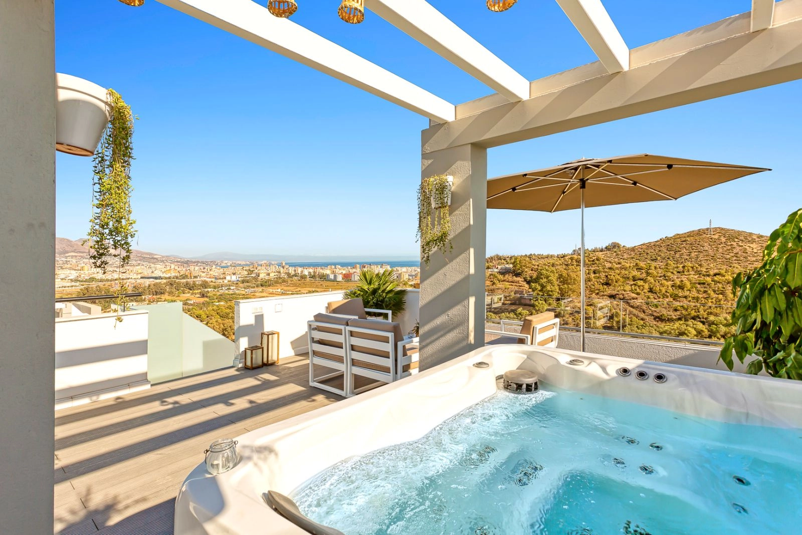 Kom tot rust in uw privéjacuzzi op het dakterras, een perfecte setting voor rustige avonden met panoramisch uitzicht.