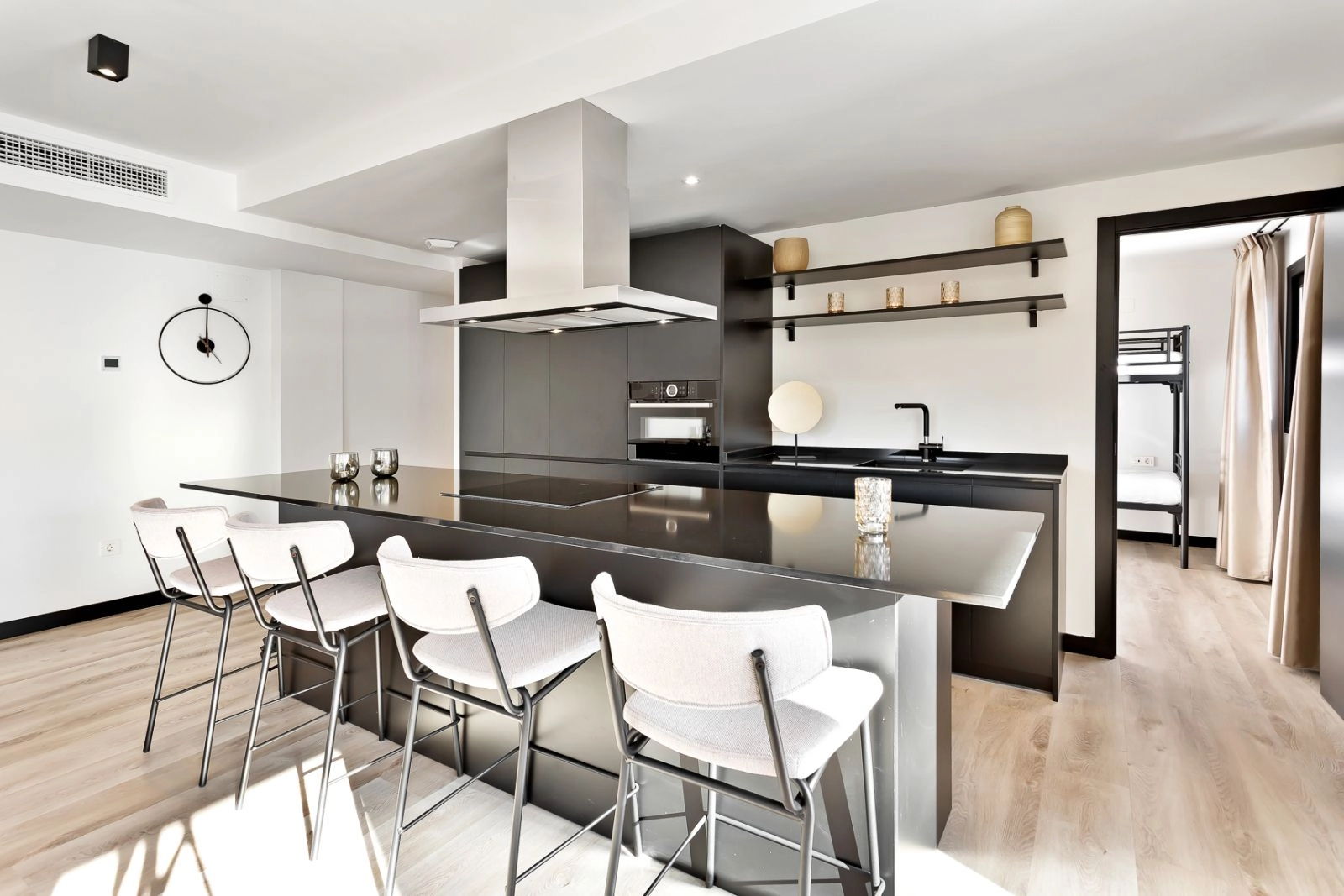 Een strakke, eigentijdse keuken met een kookeiland en hoogwaardige apparatuur, perfect voor het dagelijks leven.