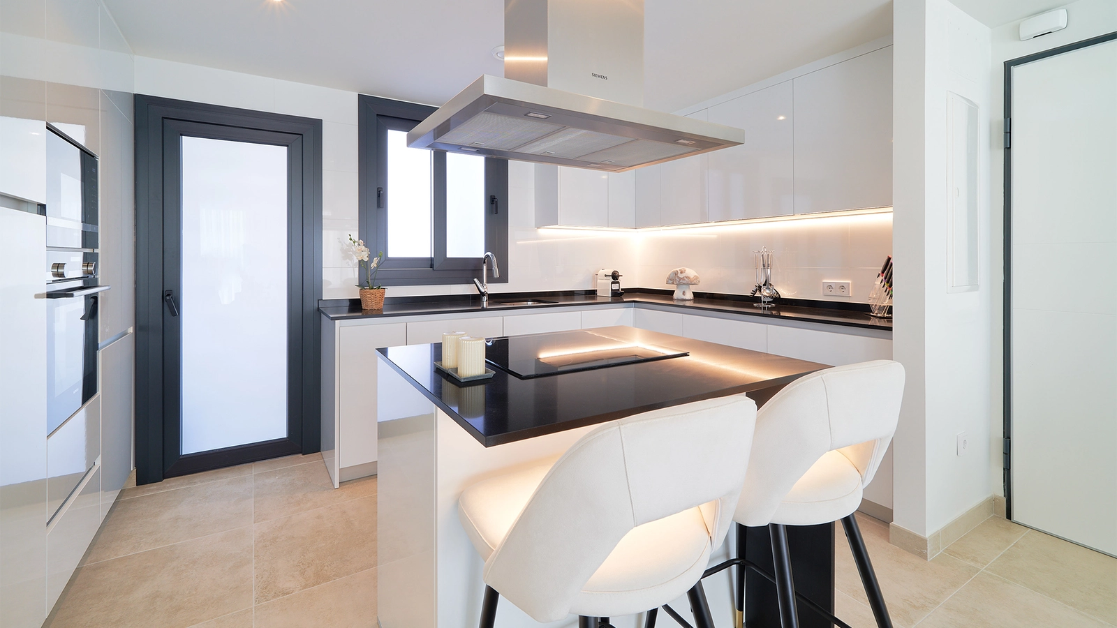 Een moderne, volledig uitgeruste keuken met hoogwaardige apparatuur en een stijlvol kookeiland.