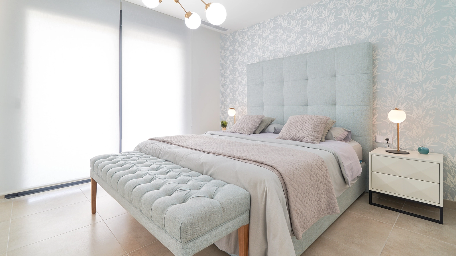 De elegante master suite, een serene en comfortabele ruimte ontworpen voor rust en ontspanning.