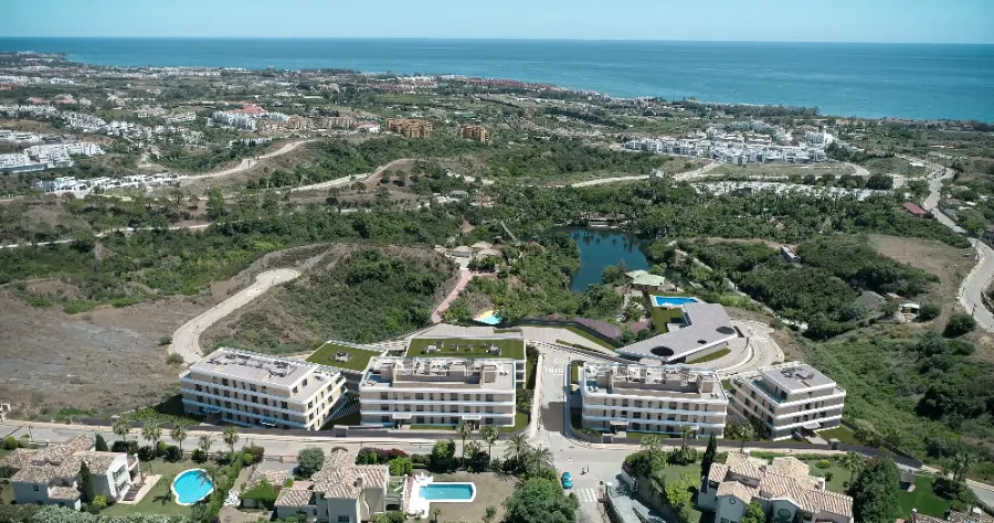 Een luchtfoto van het project, perfect gelegen om vanaf de heuvels van Estepona een prachtig uitzicht op de Middellandse Zee te bieden.