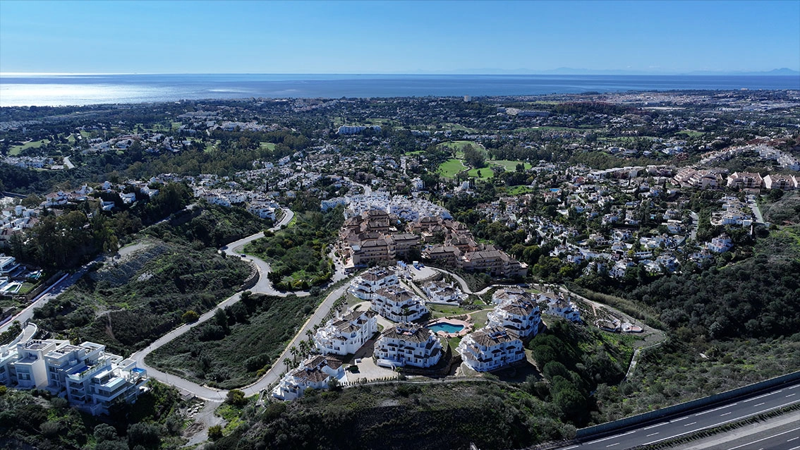 Panoramisch uitzicht over het weelderige landschap van Nueva Andalucía richting de Middellandse Zee, een dagelijks spektakel vanuit uw woning.