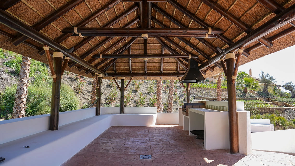 Het overdekte gastronomische buitengedeelte, een ideale plek voor sociale bijeenkomsten en barbecues met de buren.