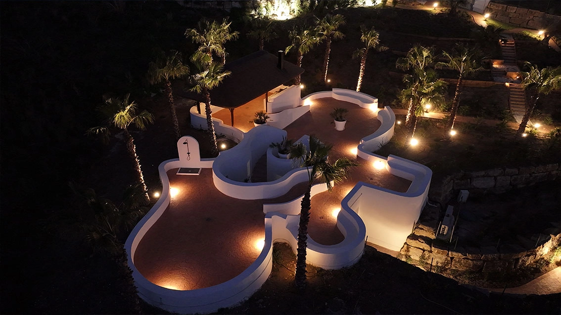 Het prachtig verlichte gemeenschappelijke terrein creëert 's avonds een magische en veilige sfeer.