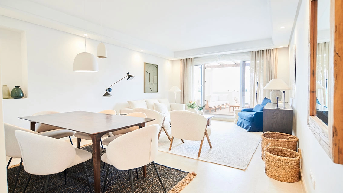 Een lichte en ruime woonkamer, ontworpen voor comfort en elegantie, die naadloos aansluit op het buitenleven.