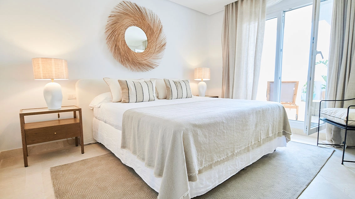 De rustige master bedroom, een serene toevluchtsoord met natuurlijk licht en directe toegang tot het terras.