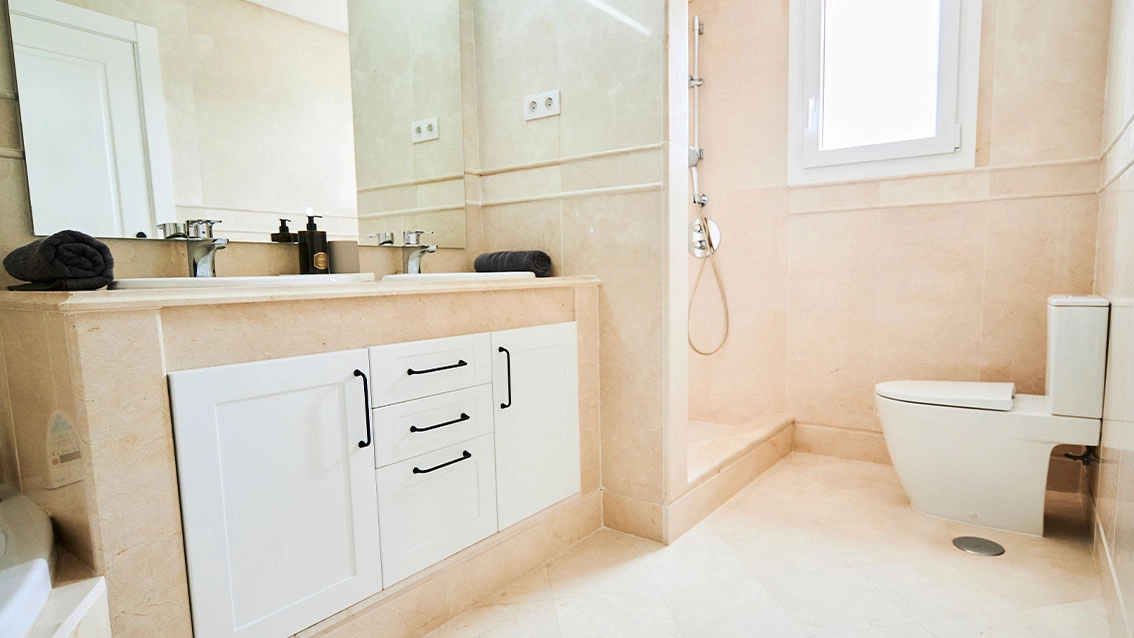 Een elegante badkamer met hoogwaardige materialen en eigentijds sanitair voor een spa-achtige ervaring thuis.