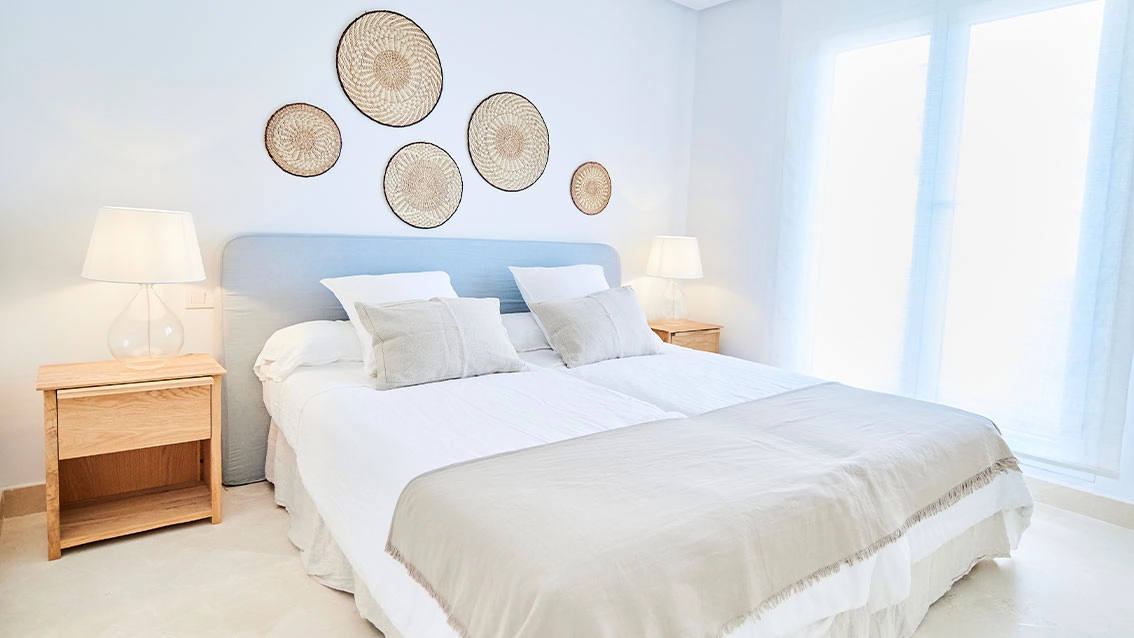 Een uitnodigende logeerkamer, gevuld met licht, die comfort en stijl biedt voor bezoekende familie en vrienden.