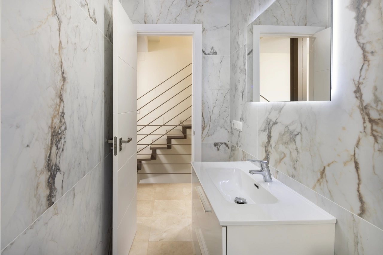 Een moderne gastenbadkamer met stijlvolle tegels en hoogwaardige armaturen.