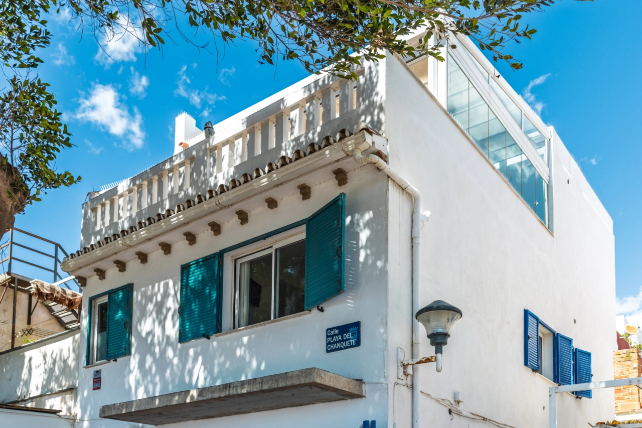 Een uitzicht op de unieke architectuur en toplocatie van de woning.