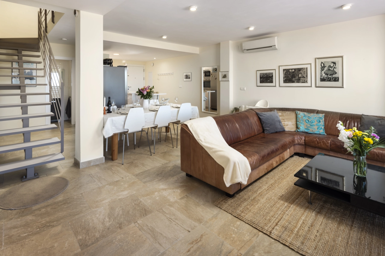 De open woon- en eetkamer is licht, ruim en perfect voor modern wonen.