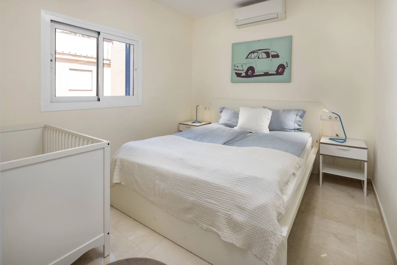 Deze lichte en gastvrije slaapkamer is perfect voor familie of gasten.