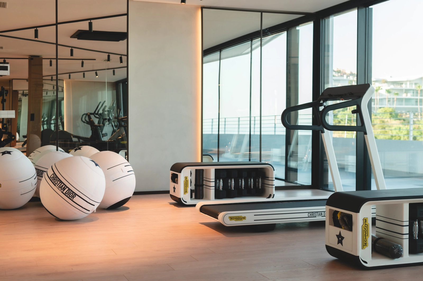 De luxe fitnessruimte beschikt over exclusieve Technogym- en Christian Dior-apparatuur voor een superieure trainingservaring.