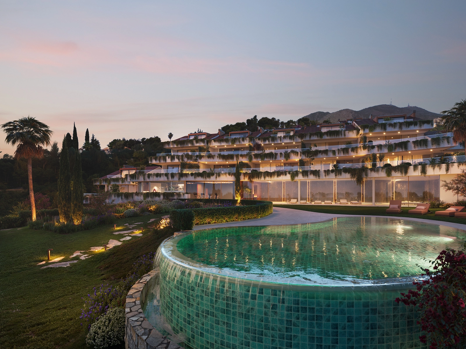 Naarmate de avond valt, zijn de woningen prachtig verlicht, wat een warme en exclusieve ambiance creëert.