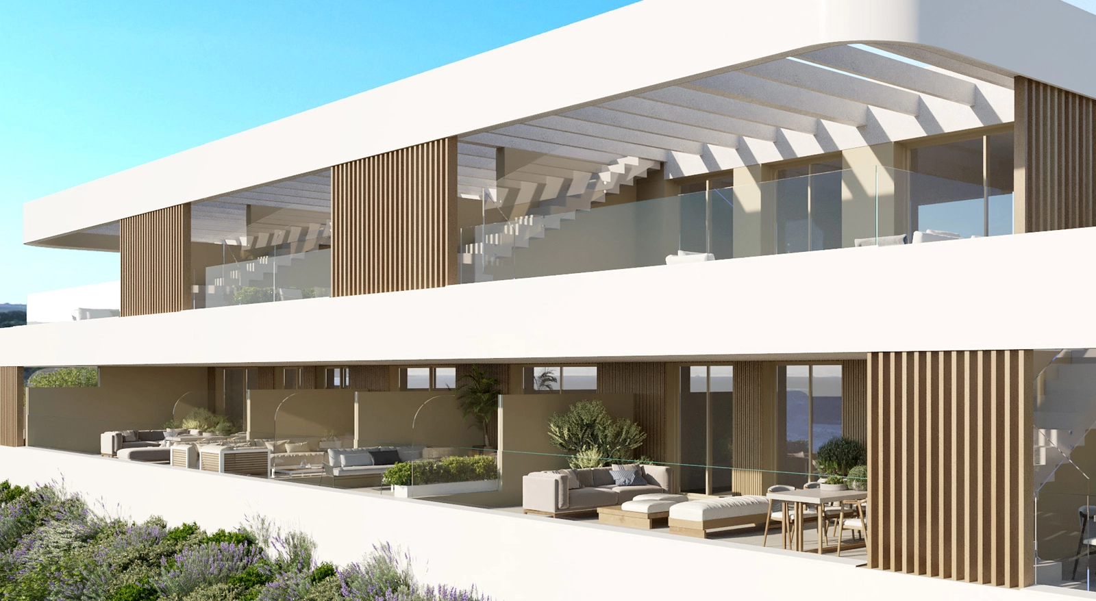 De moderne gevel toont het strakke design en de ruime terrassen van deze exclusieve Estepona woningen.