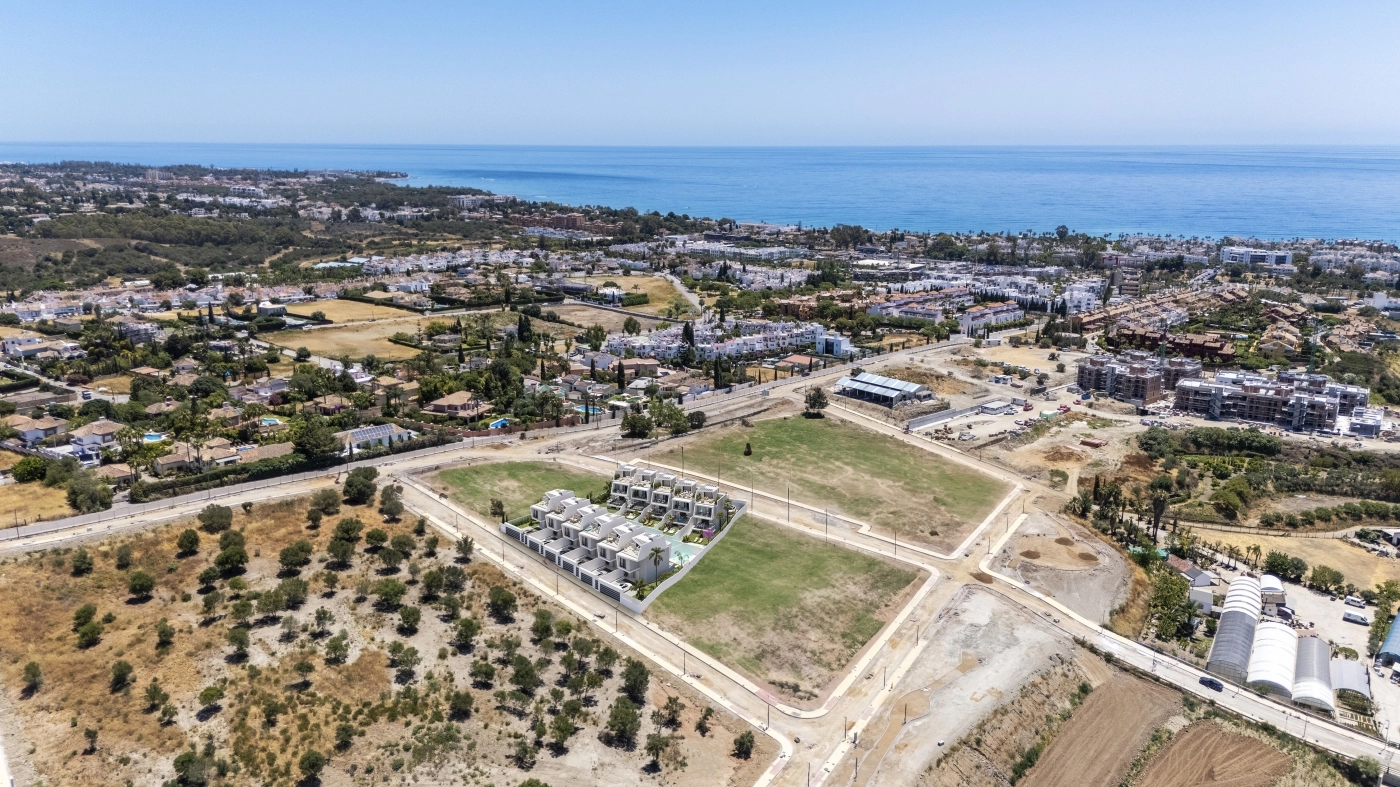 Een luchtfoto die de toplocatie van dit exclusieve project toont, dicht bij de zee aan de prachtige Costa del Sol.