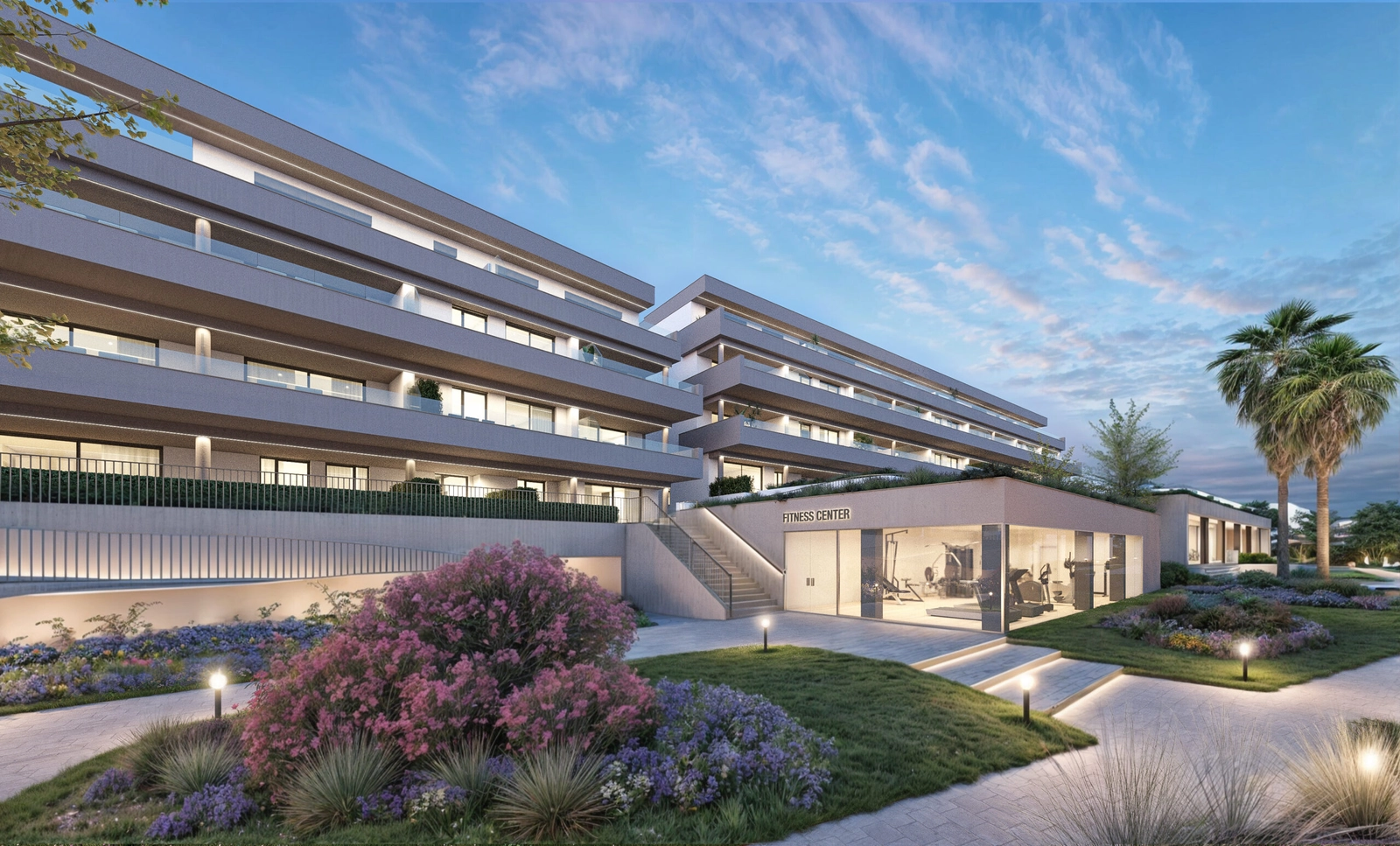 Het ultramoderne fitnesscentrum en de aangelegde tuinen van het exclusieve wooncomplex.