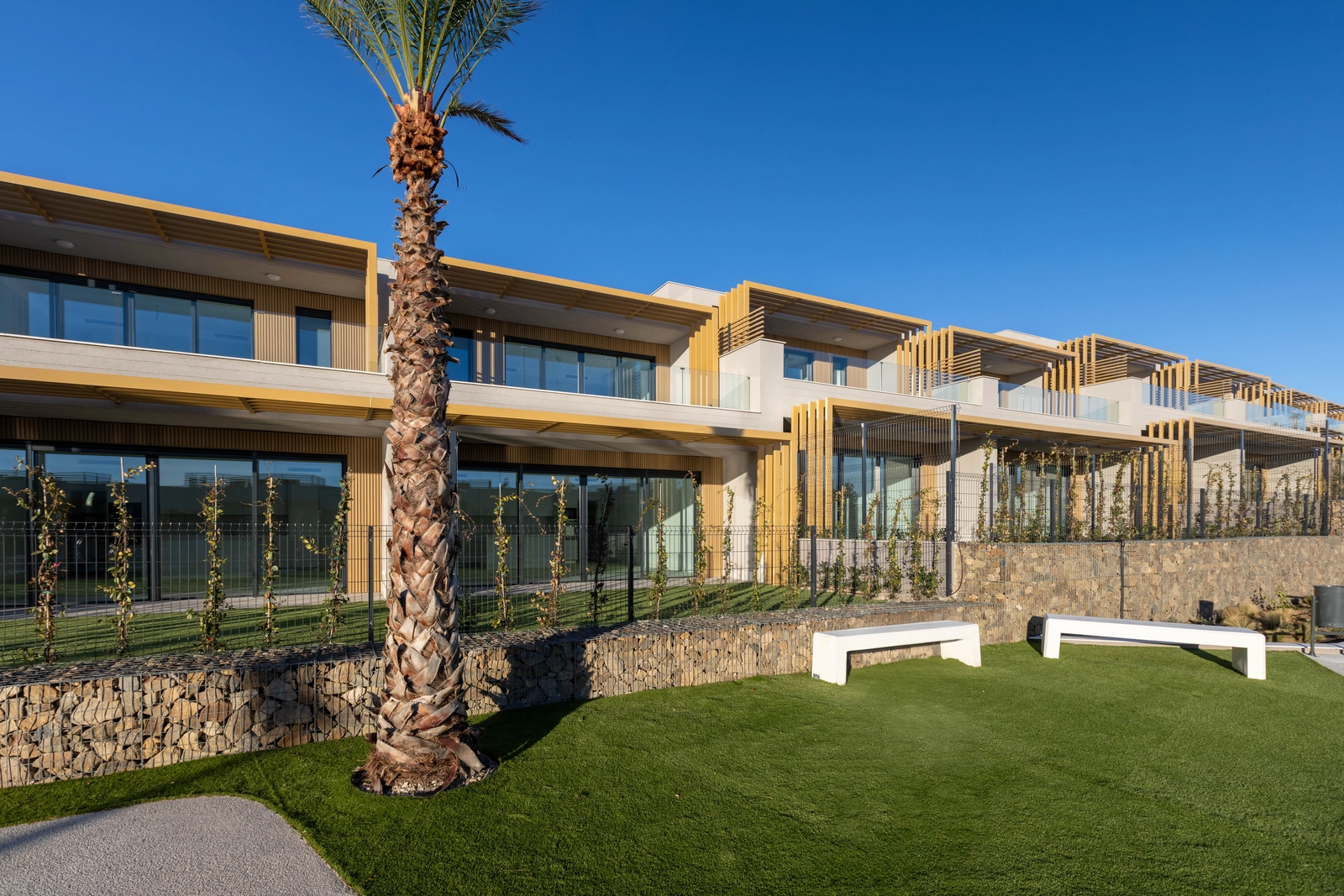 Goed onderhouden tuinen en groene ruimtes creëren een serene sfeer in de hele gemeenschap.