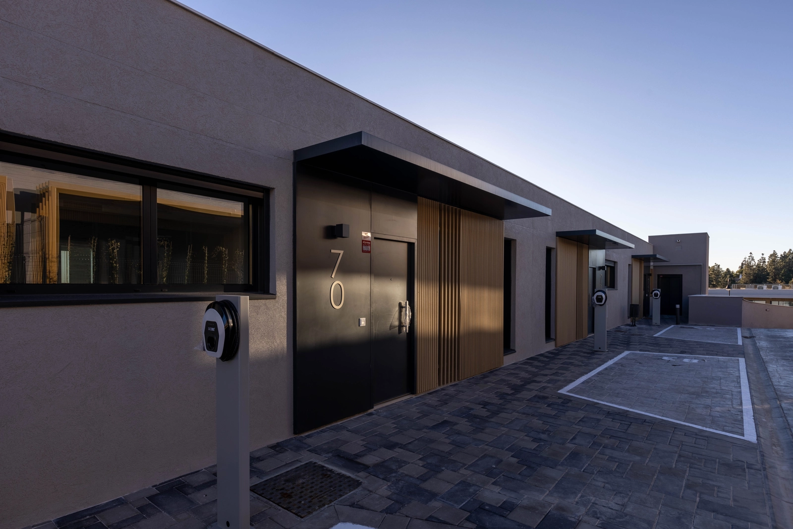 Privé parkeerplaatsen zijn voorzien van handige oplaadpunten voor elektrische voertuigen.