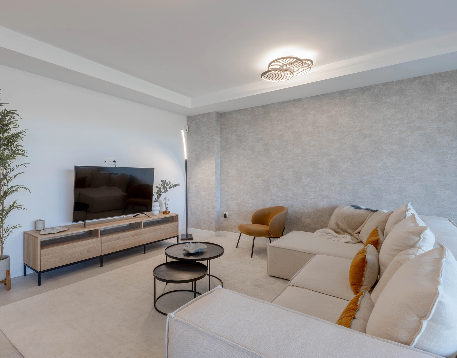 Lichte en ruime woonkamers zijn ontworpen voor comfort, met hoogwaardige afwerkingen en veel natuurlijk licht.