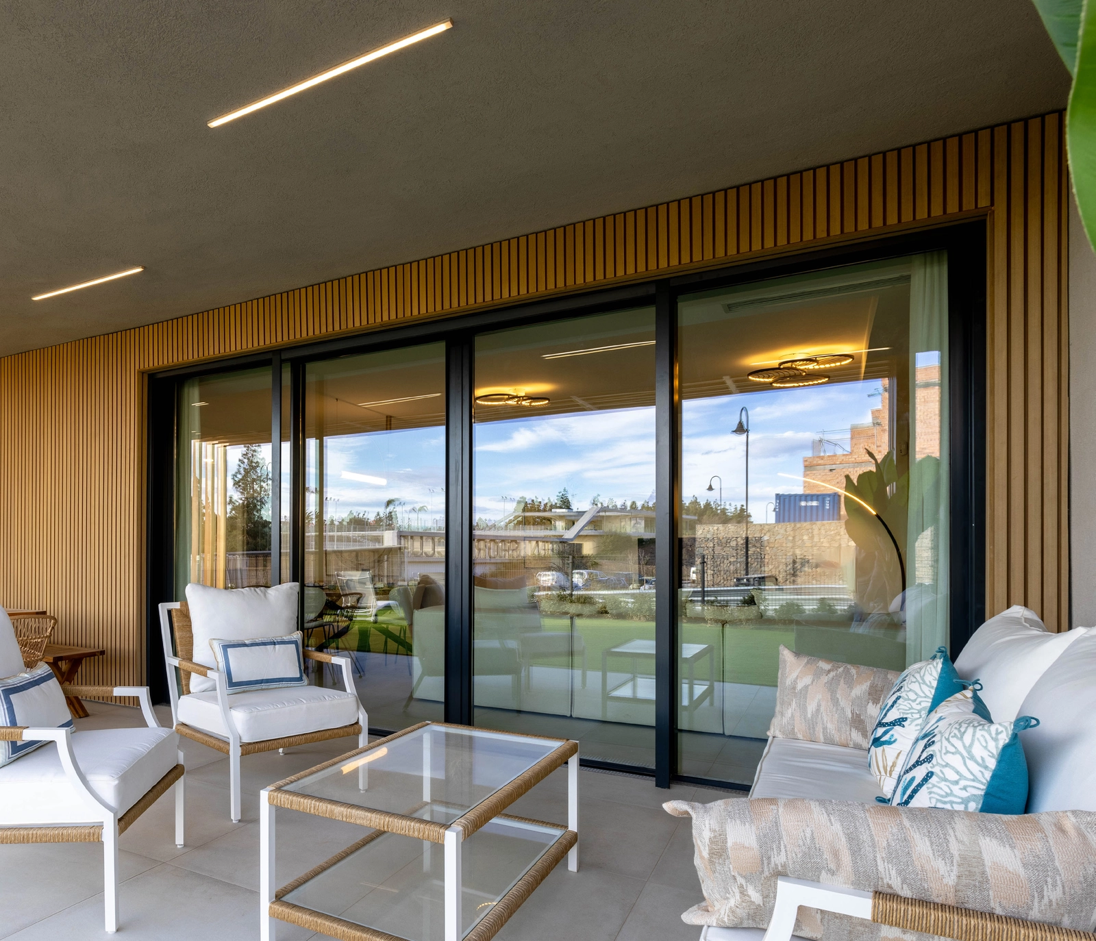 Een privé, overdekt terras biedt een rustige ruimte om buiten te ontspannen en te dineren.