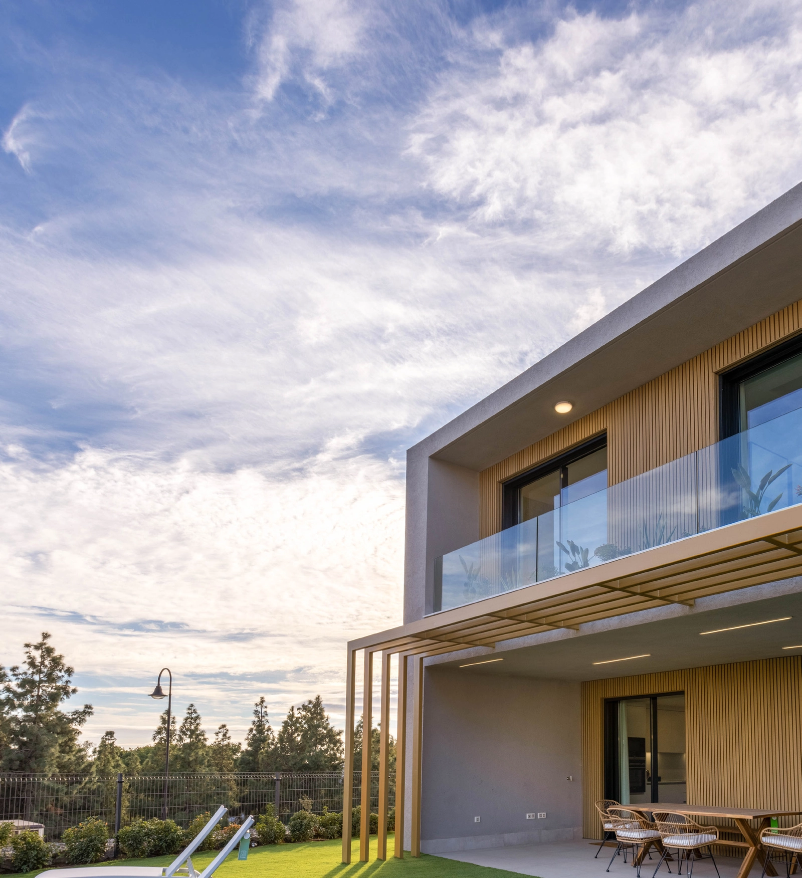 Elk rijtjeshuis beschikt over een privétuin, die de leefruimte uitbreidt naar de prachtige natuurlijke omgeving.