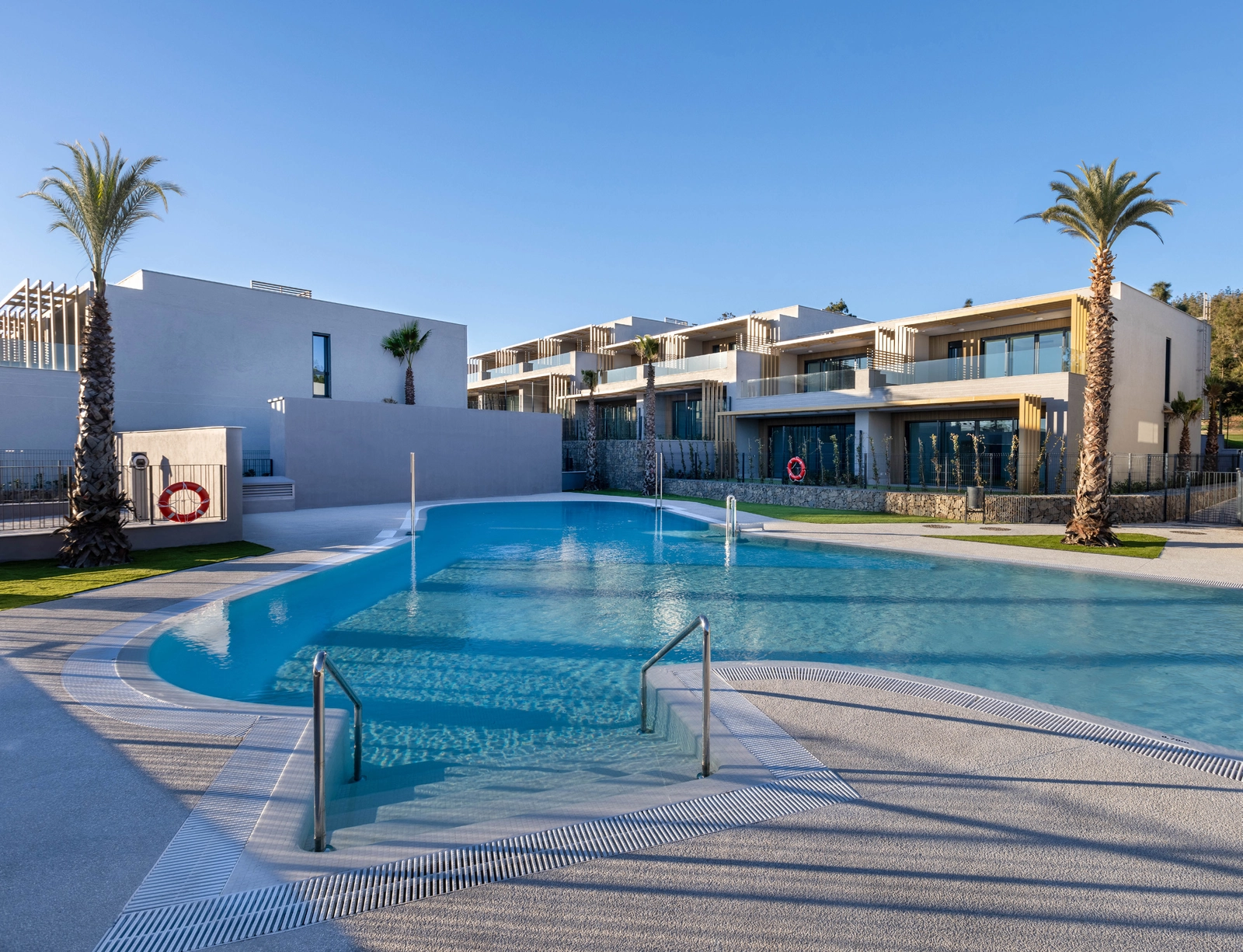 Het grote gemeenschappelijke zwembad is het middelpunt van het complex, perfect om af te koelen op een warme dag.
