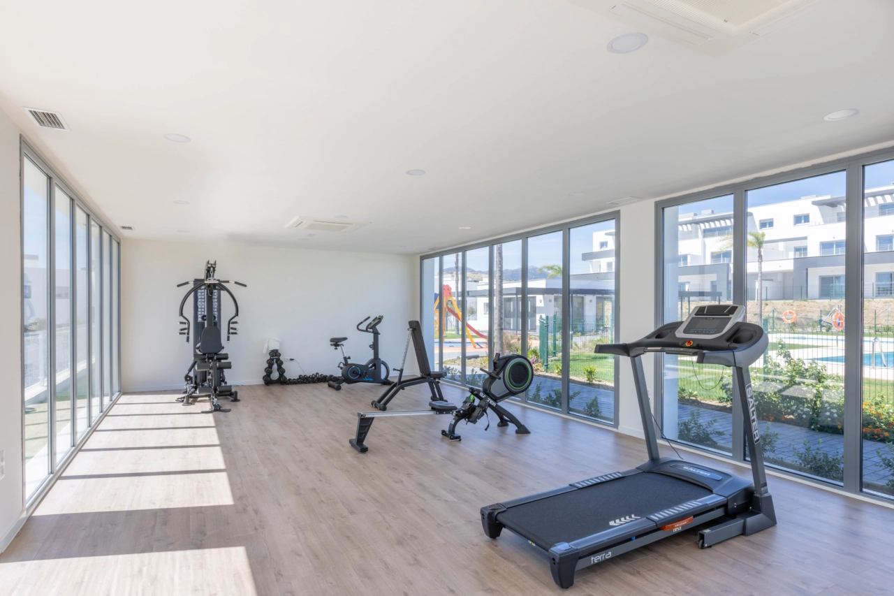 De fitnessruimte voor bewoners is uitgerust met moderne fitnessapparatuur voor een gezonde levensstijl.