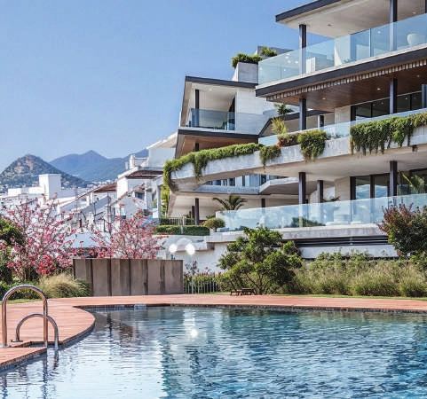 Het grote gemeenschappelijke zwembad is de perfecte plek om af te koelen en te genieten van meer dan 320 dagen zon.