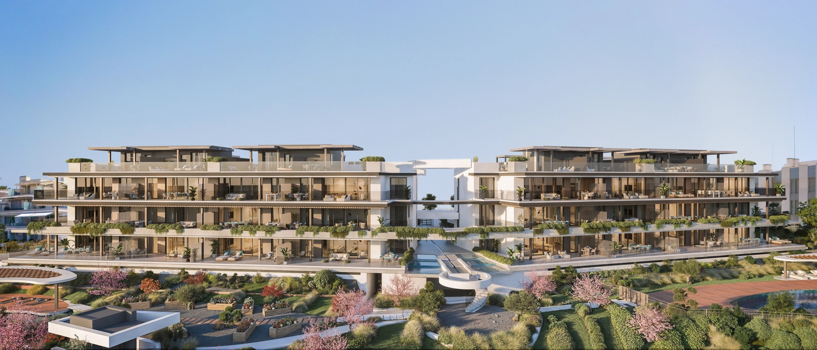 De eigentijdse architectuur van het complex, ontworpen voor modern wonen en comfort aan de Costa del Sol.