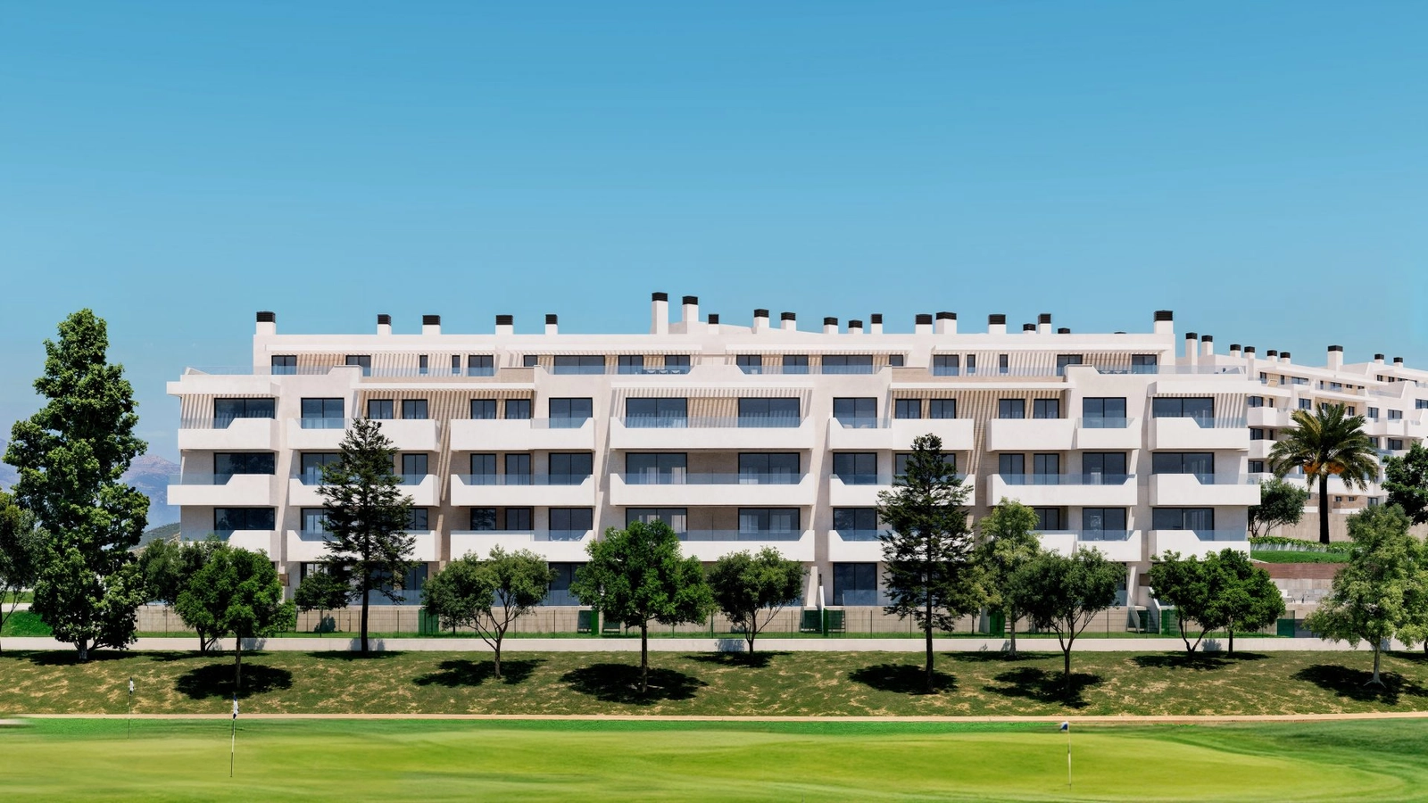 De moderne architectuur kijkt uit over de weelderige fairways van de nabijgelegen golfbaan.