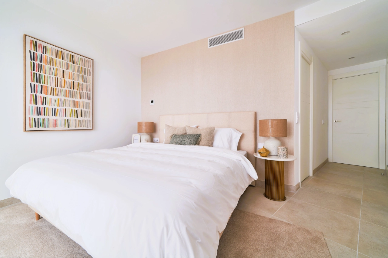 De hoofdslaapkamer is een vredig toevluchtsoord en biedt een serene sfeer en veel natuurlijk licht.