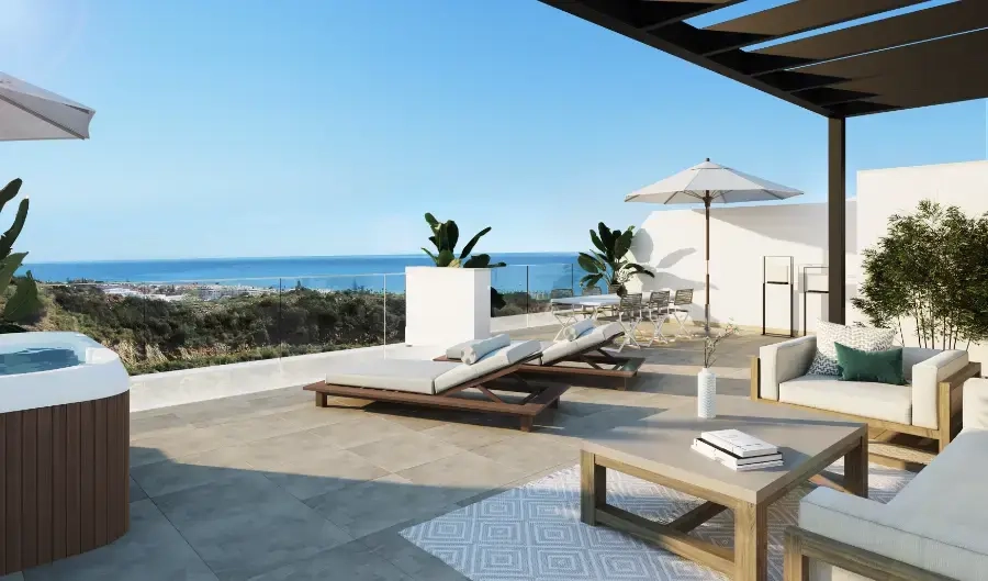 Stel u voor dat u ontspant op uw ruime privé-solarium, met panoramisch uitzicht op de Middellandse Zee.