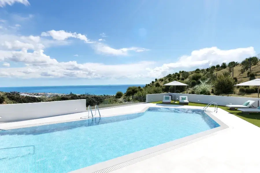 Het gemeenschappelijke zwembad biedt een verfrissende ontsnapping met prachtig uitzicht op zee over de Costa del Sol.