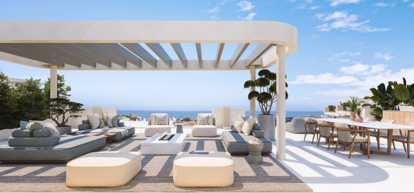Dakterras van het penthouse met panoramisch uitzicht op zee, een ideale ruimte voor ontspanning en entertainment aan de Costa del Sol.