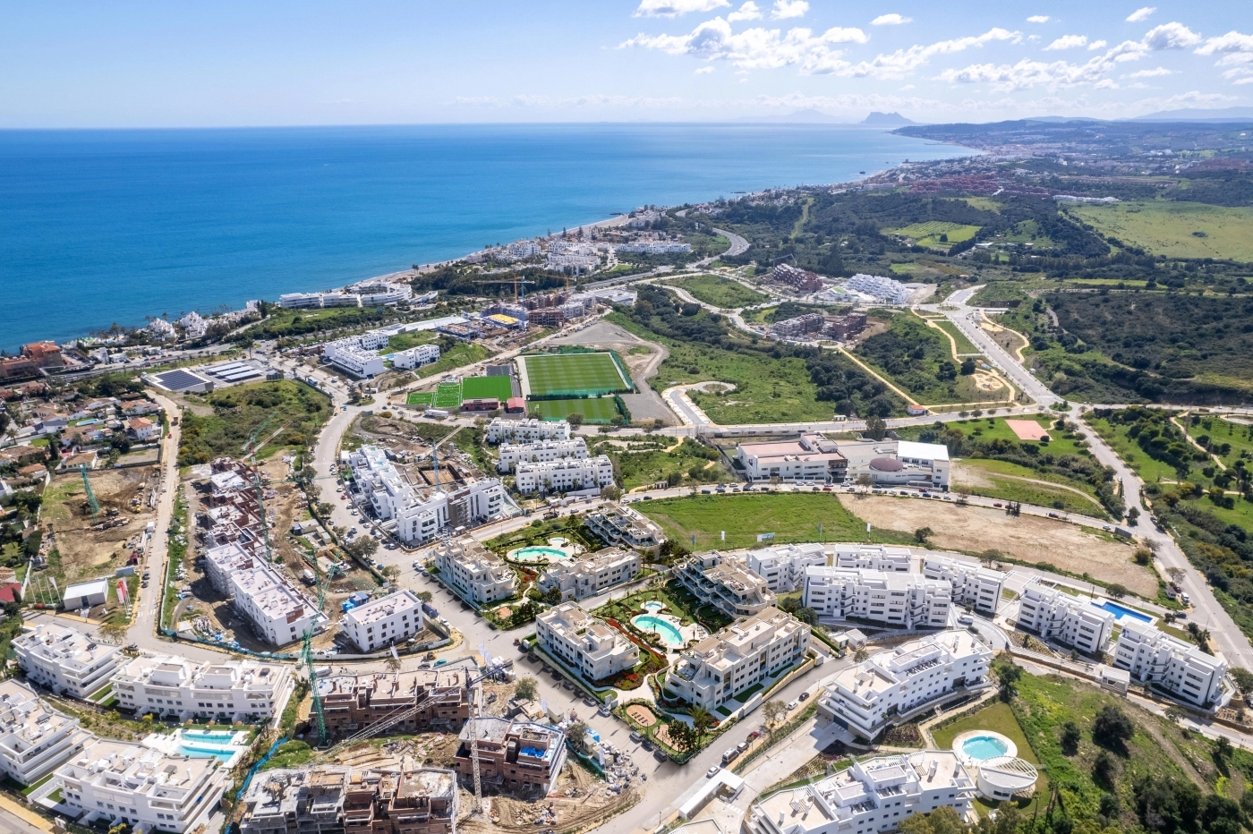 Een luchtfoto van de toplocatie van het project in Estepona, dicht bij de Middellandse Zee.
