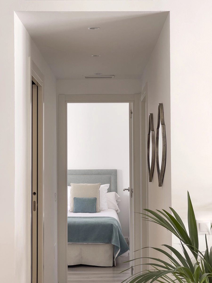 Aandacht voor detail is overal zichtbaar, van de elegante gangen tot de serene privéslaapkamers.