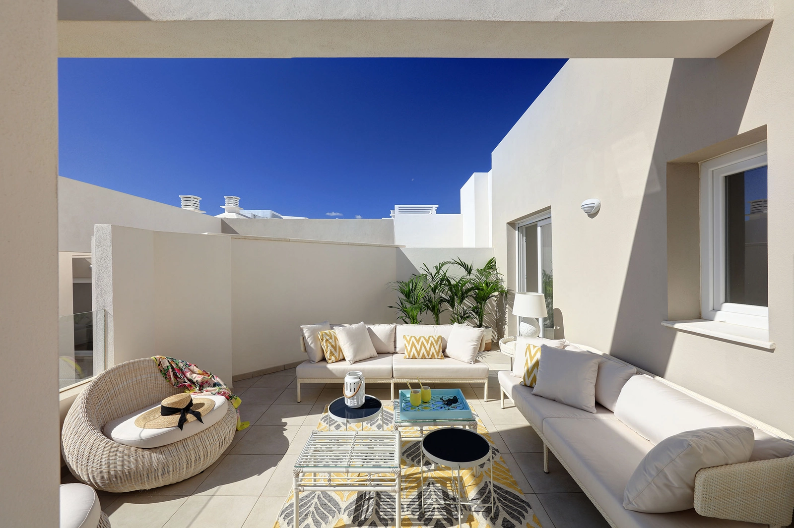 Geniet van het klimaat van de Costa del Sol op uw ruime privéterras, perfect om te ontspannen of te dineren.