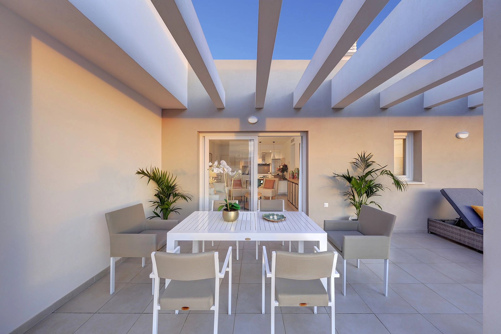 Het terras biedt een perfecte omgeving voor dineren in de buitenlucht en sluit naadloos aan op de binnenruimte.