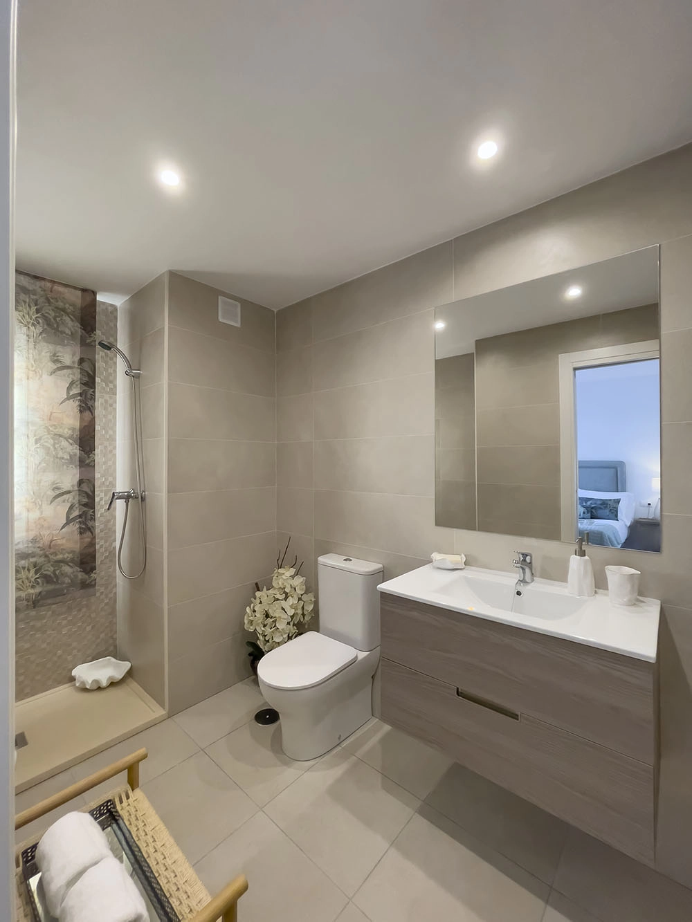 Elegante badkamers zijn uitgerust met moderne armaturen en hoogwaardige materialen.