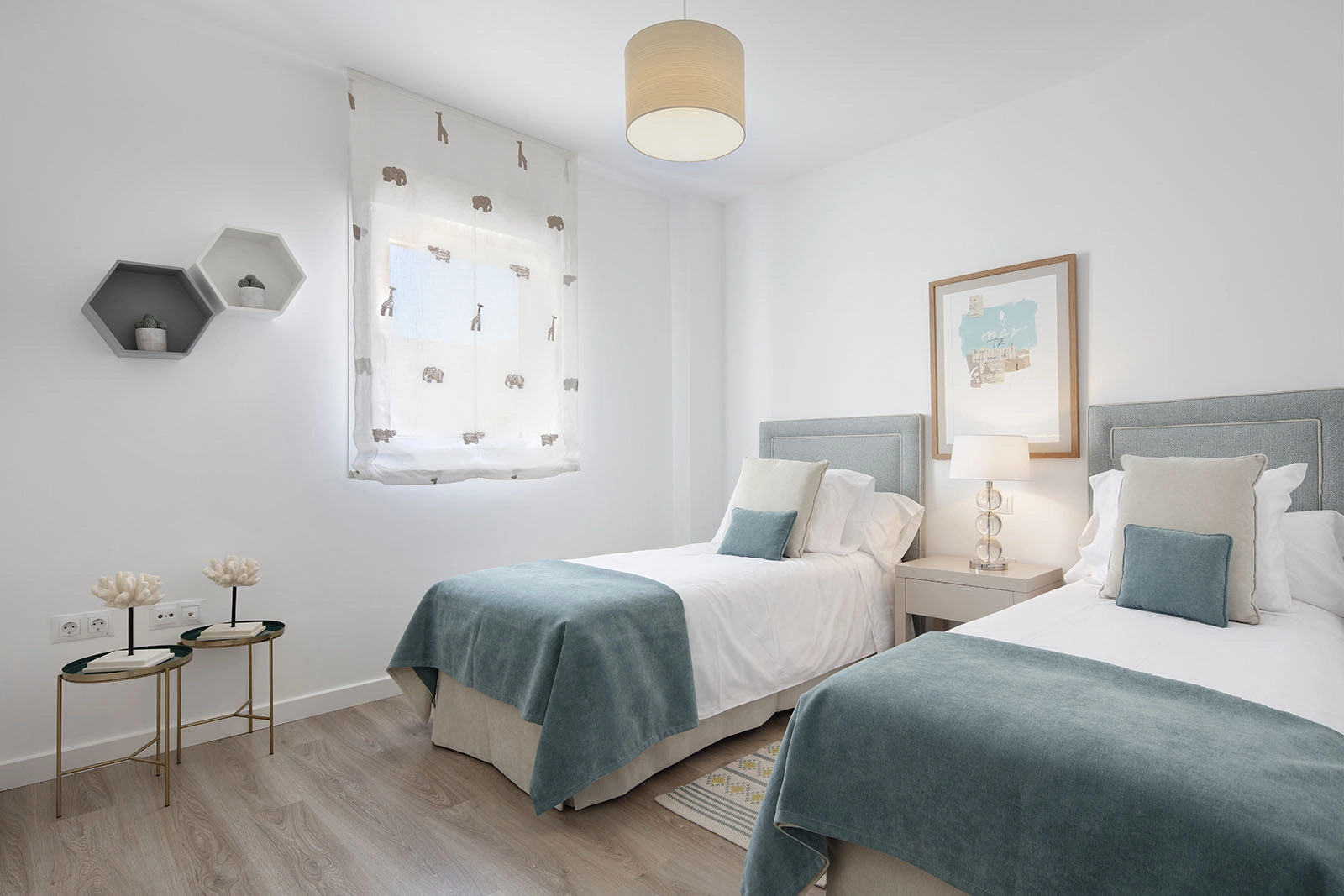 Comfortabele en lichte logeerkamers bieden een gastvrije ruimte voor familie en vrienden.